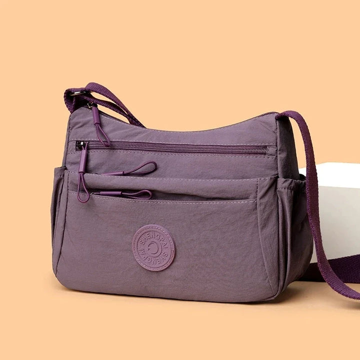 Sac bandoulière femme en nylon léger, style besace moderne, parfait pour organiser vos essentiels.