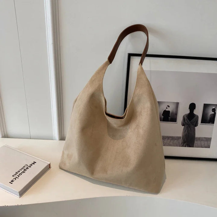 Sac besace femme élégant en daim kaki, polyvalent, parfait pour un style décontracté ou habillé.