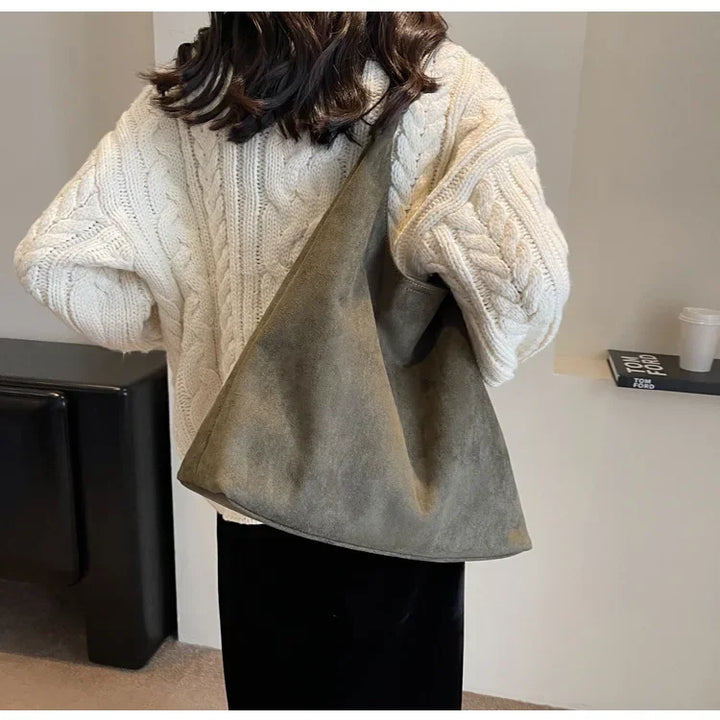 Sac besace femme élégant en daim marron, accessoire chic et polyvalent pour la mode automne.