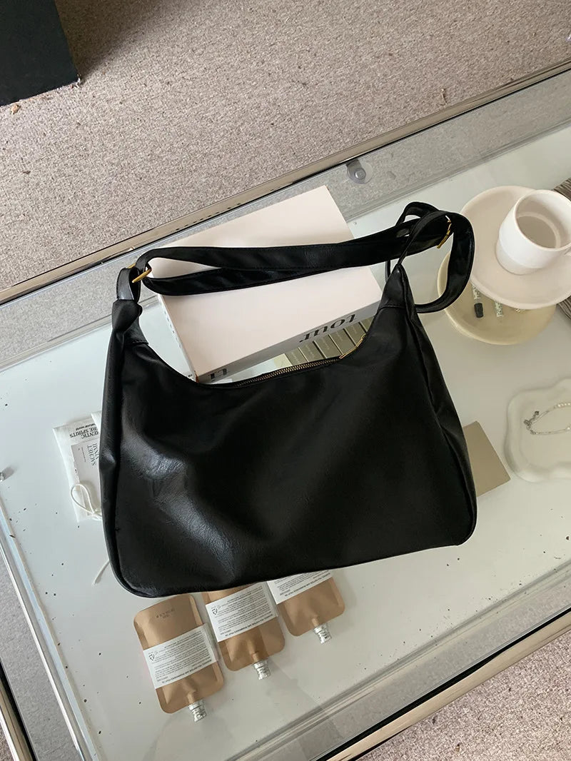 Détail de la sangle réglable du sac bandoulière femme en similicuir. Sac à main élégant et pratique, accessoire mode.