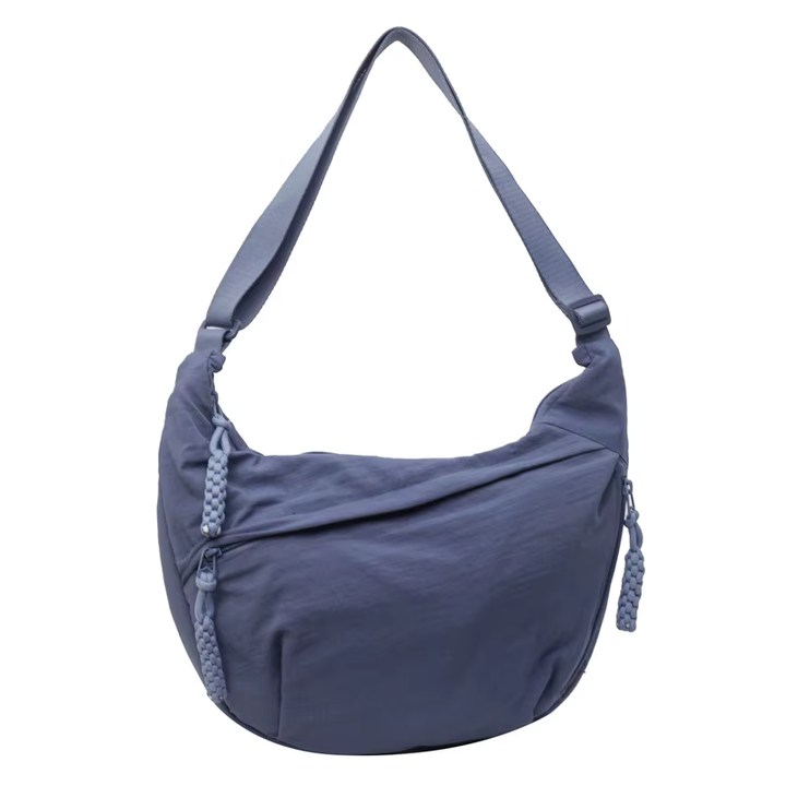Sac quotidien femme, style banane oversize en nylon déperlant, offrant un grand espace de rangement.