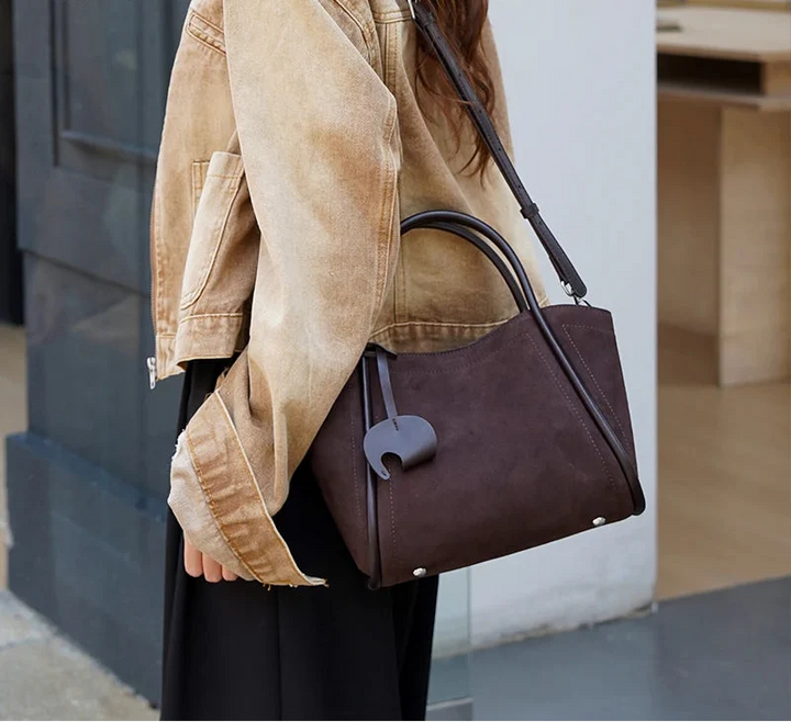 Sac à main cabas élégant en daim pour femme, accessoire de mode polyvalent, parfait au quotidien.