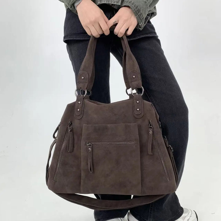 Sac cabas élégant pour femme en suédine marron, style décontracté chic, parfait pour la ville et les cours.