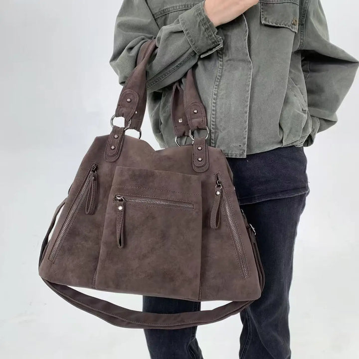 Sac cabas femme marron chic, pratique pour l'organisation quotidienne, porté épaule ou bandoulière pour le cours.