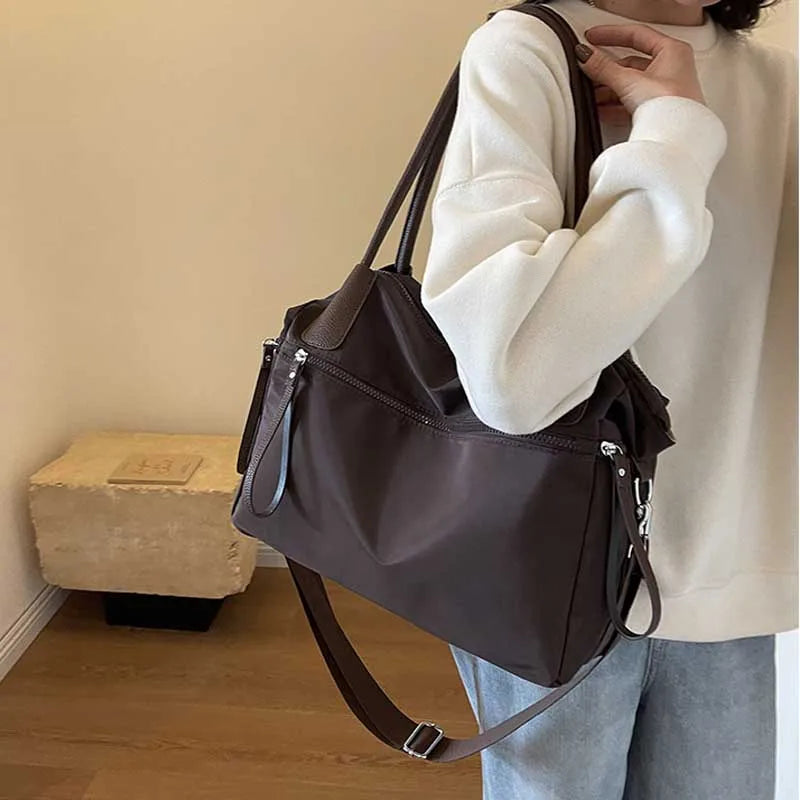 Grand sac scolaire noir Talia pour adolescent, pratique et stylé, avec bandoulière réglable.
