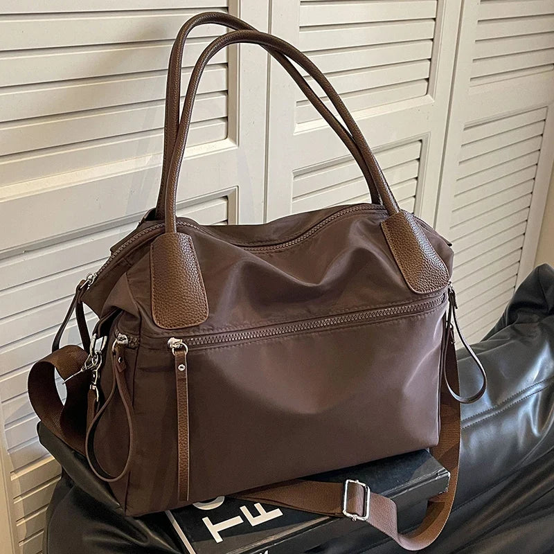 Sac de cours ado Talia beige en nylon, léger et tendance, idéal pour l'école ou le collège.