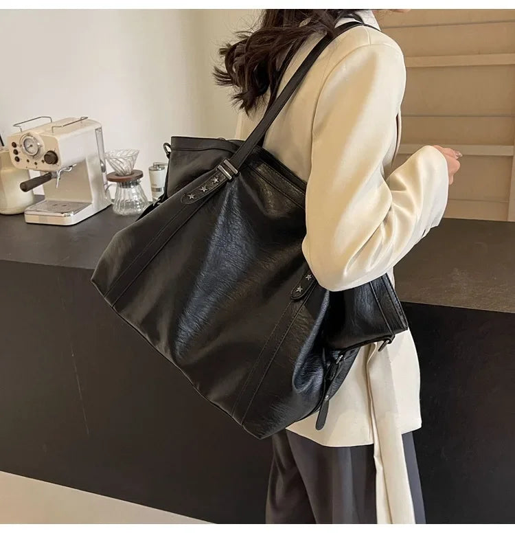 Sac à main Inka pour femme, avec bandoulière amovible, style moderne et fonctionnel pour étudiantes et leurs cours.