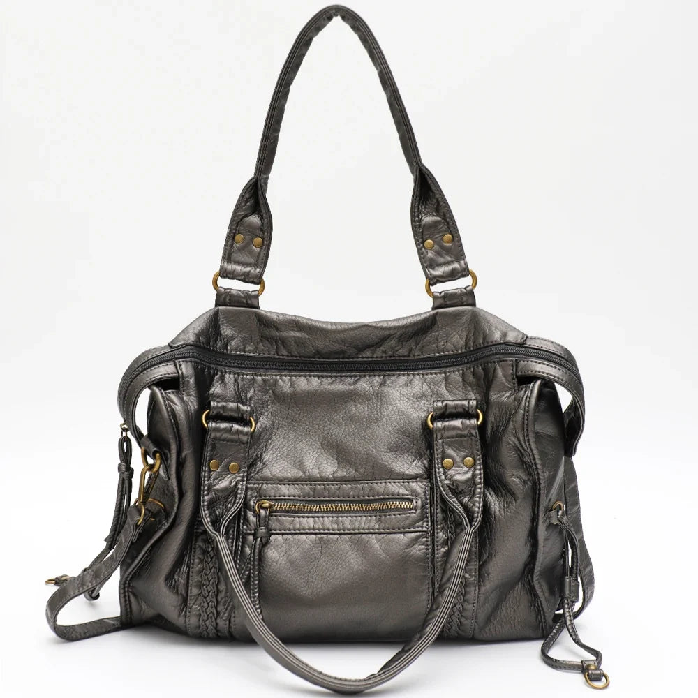 Sac de cours femme en environnement universitaire, similicuir, élégant et pratique pour la fac.
