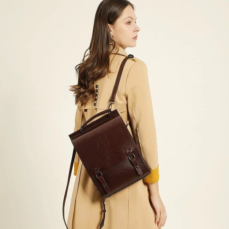 Sac à dos femme en cuir couleur café, design chic et fonctionnel pour le bureau ou la fac.