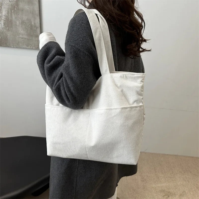 Sac bandoulière beige en velours côtelé doux, style cabas original pour femme, tendance automne.