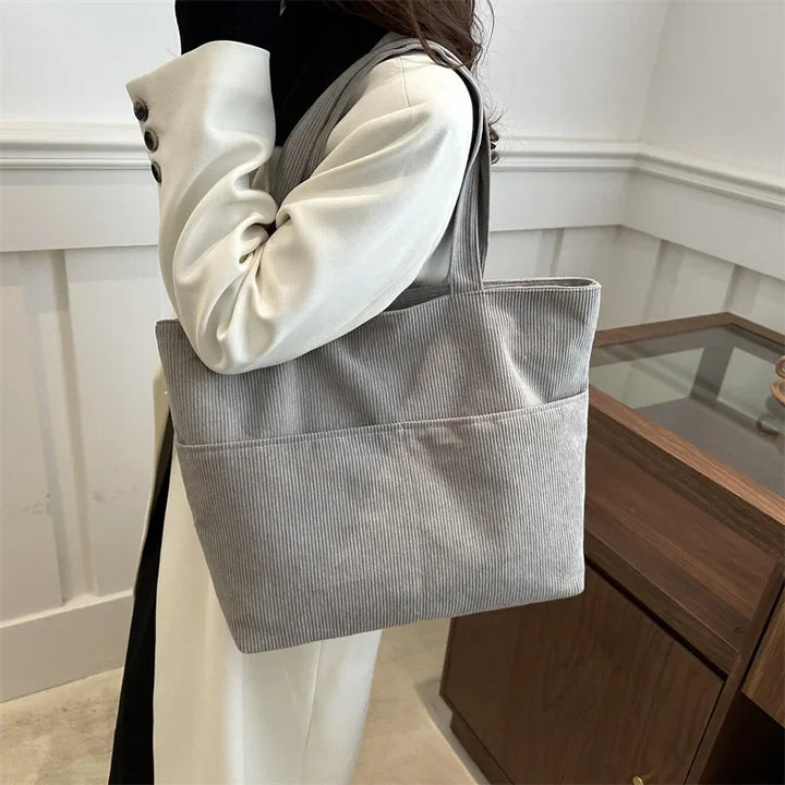 Sac cabas noir élégant en velours côtelé pour femme, bandoulière pratique, accessoire d'hiver.