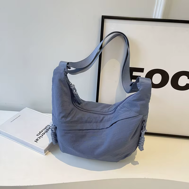 Sac banane oversize en nylon noir, tissu déperlant, pour femme active et organisée.
