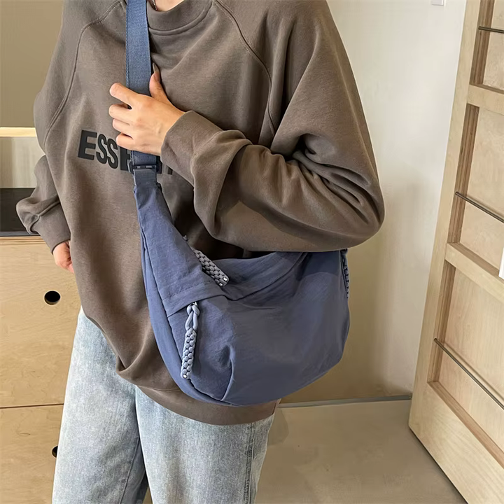 Sac à main grand format pour femme, style banane oversize et matière déperlante résistante.