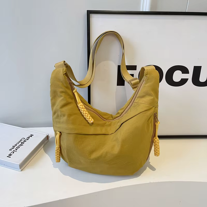 Sac banane oversize déperlant, parfait pour une femme qui cherche praticité et style au quotidien.