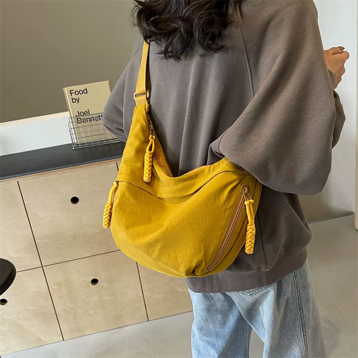 Sac banane femme élégant et fonctionnel, avec tissu déperlant et bandoulière robuste et réglable.