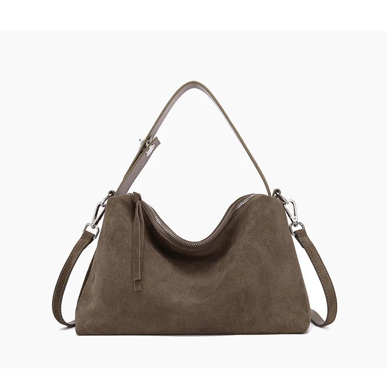 Élégant sac à bandoulière en suédine noire, accessoire mode femme pour la soirée.