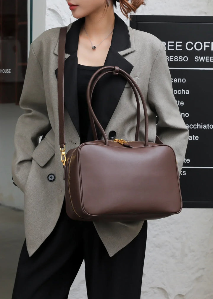 Intérieur spacieux du sac à main femme en cuir, idéal pour organiser vos essentiels avec style.