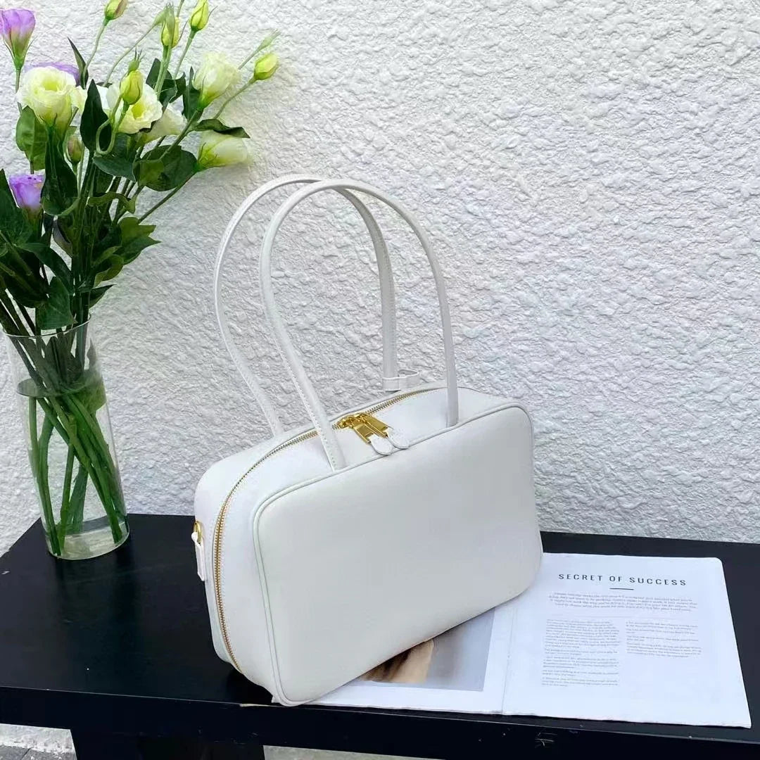 Fermoir doré élégant du sac à main femme en cuir souple, ajoutant une touche chic et raffinée à l'accessoire.