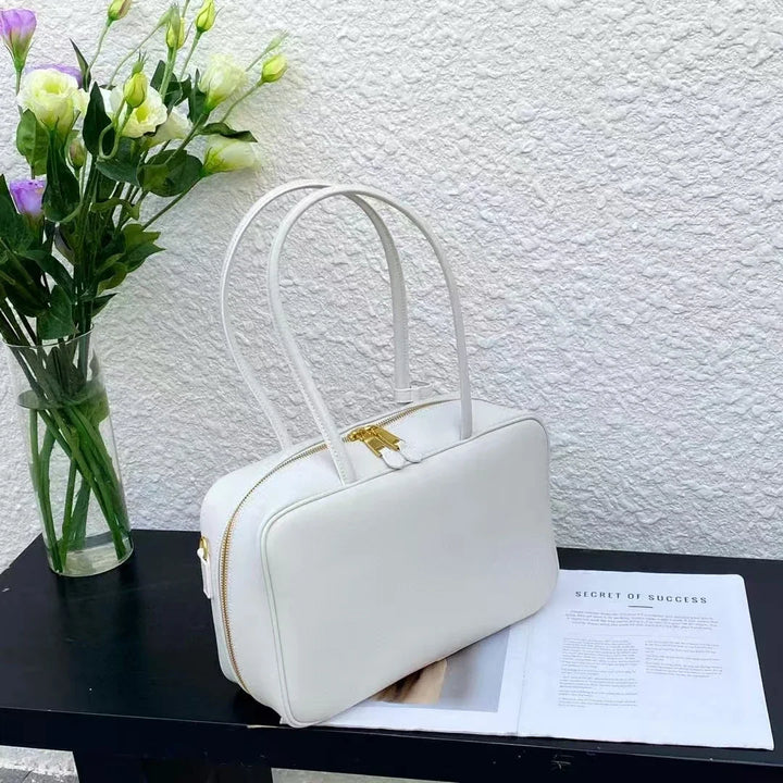 Fermoir doré élégant du sac à main femme en cuir souple, ajoutant une touche chic et raffinée à l'accessoire.