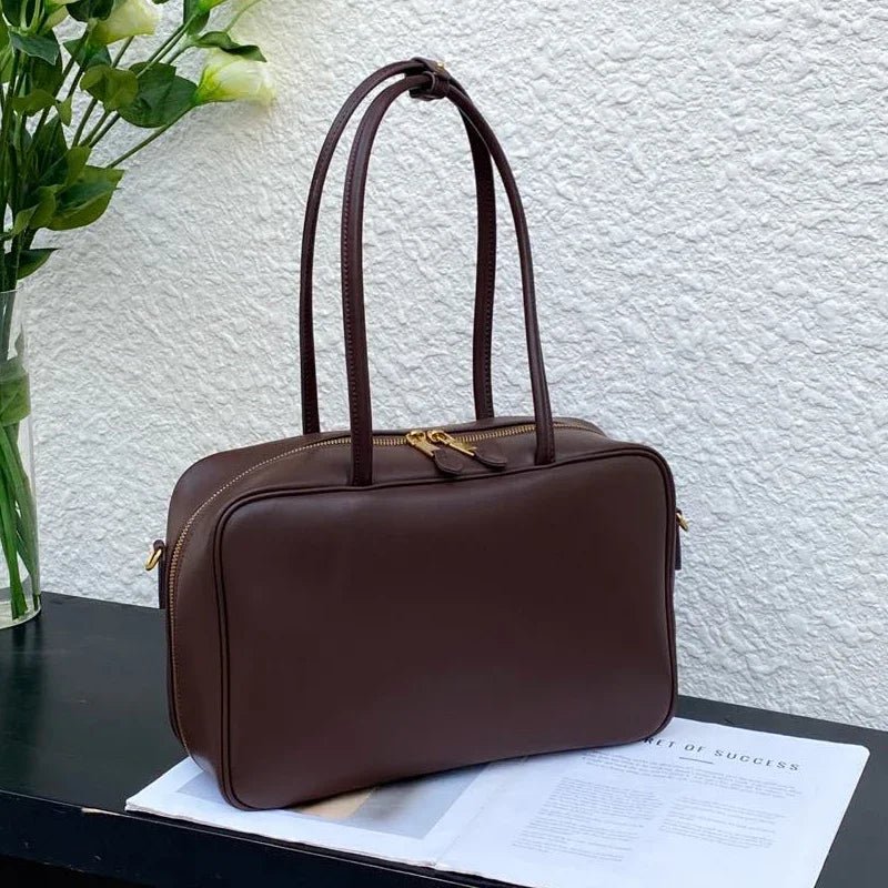 Sac femme couleur chocolat en cuir, porté épaule ou bandoulière, look chic et parfait pour le quotidien.