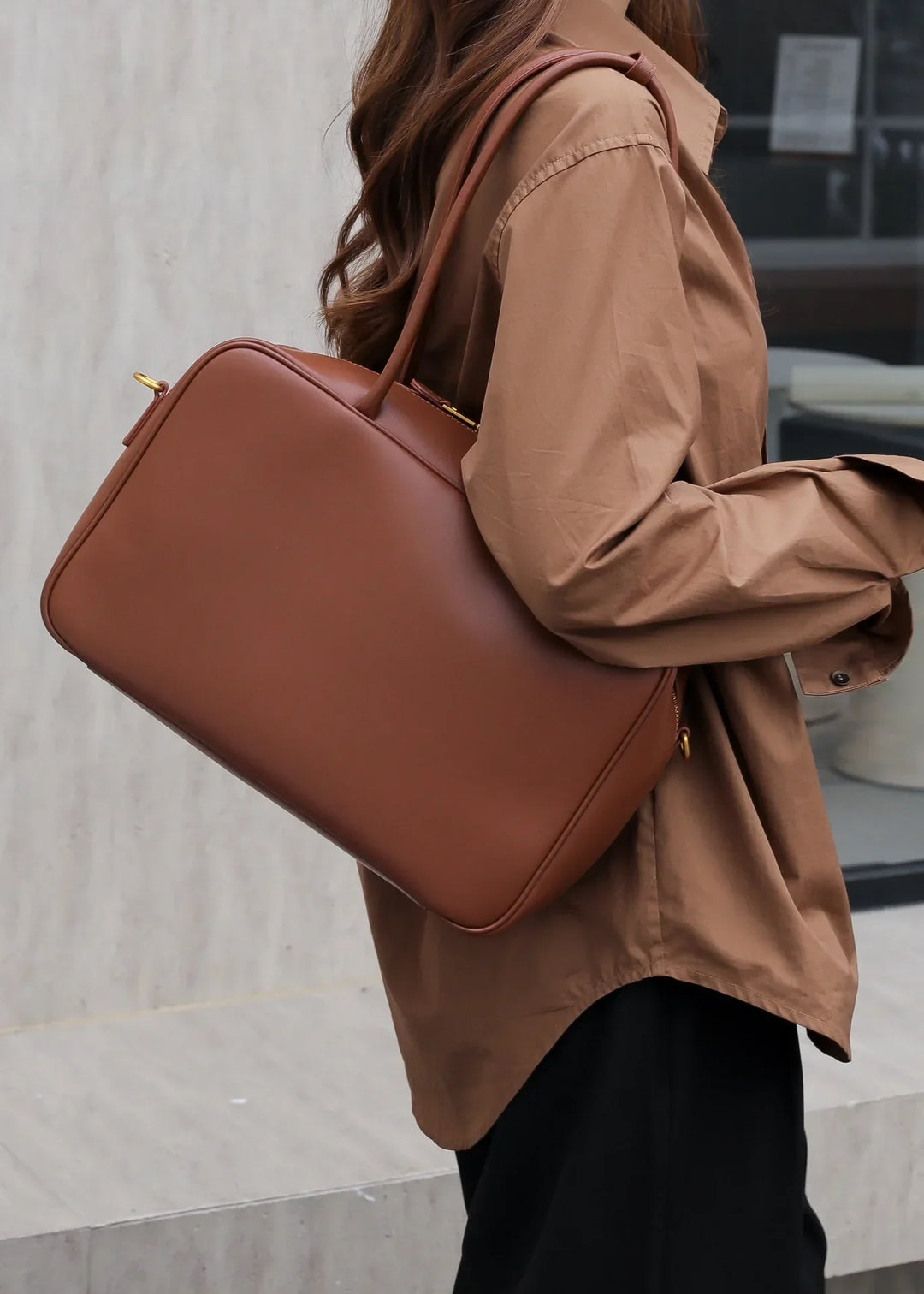 Sac porté épaule femme chic en cuir souple marron, élégant et polyvalent pour le quotidien.