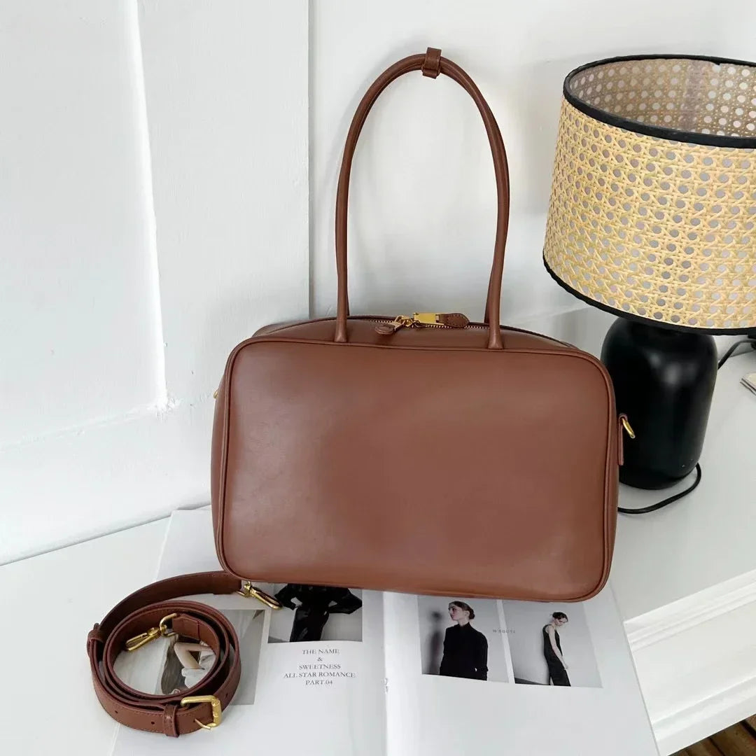 Détail de la texture grainée du sac à main femme en cuir chocolat, qualité et élégance assurées.