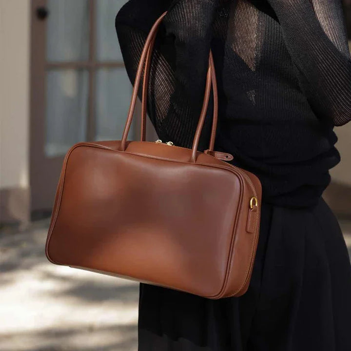 Sac bandoulière femme polyvalent en cuir noir, accessoire mode chic pour toutes occasions et tenues.