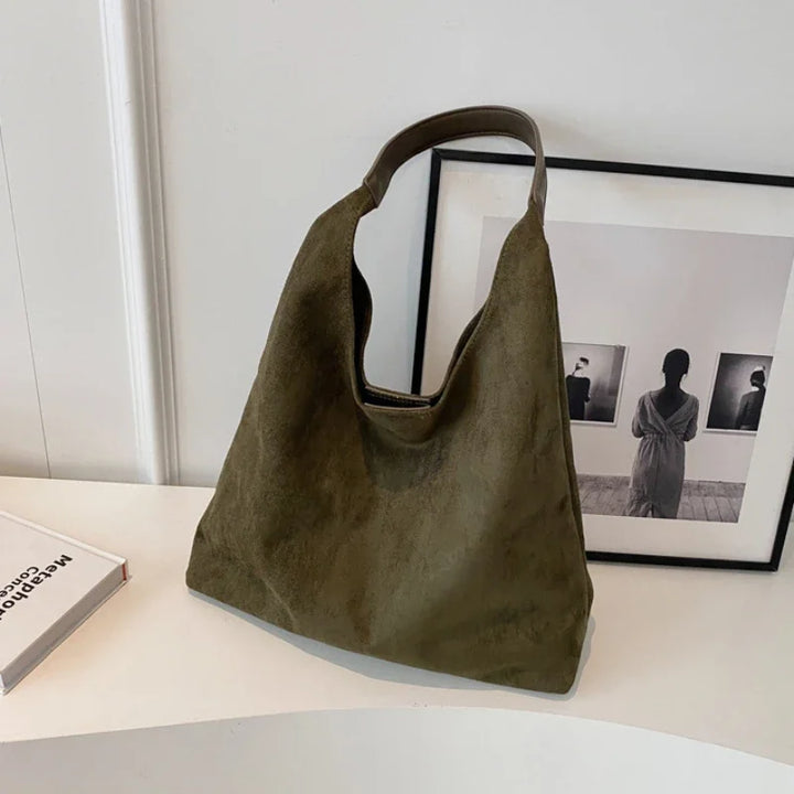 Sac besace femme en suédine marron, élégant et fonctionnel, un essentiel pour la saison automne-hiver.