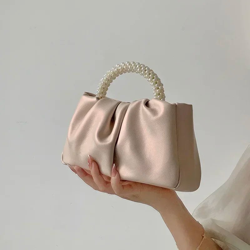 Pochette femme raffinée en similicuir, sac à main élégant pour soirées spéciales.
