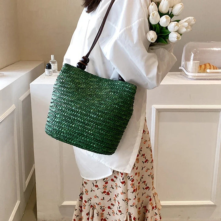 Sac seau en paille tressée chic pour femme, accessoire estival élégant et tendance.