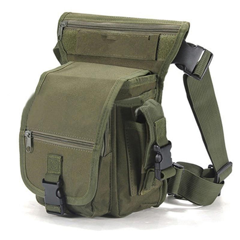 Homme porte sacoche de cuisse tactique. Prête pour l'aventure, moto, outdoor. Multi-poches, résistante à l'eau.