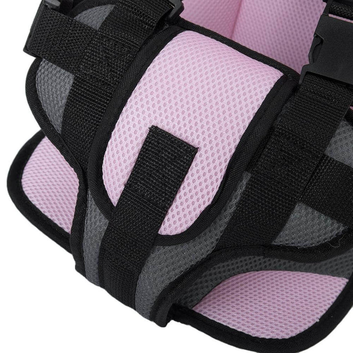 Siège auto avec rembourrage latéral, renforçant la protection et le confort de bébé en voiture.
