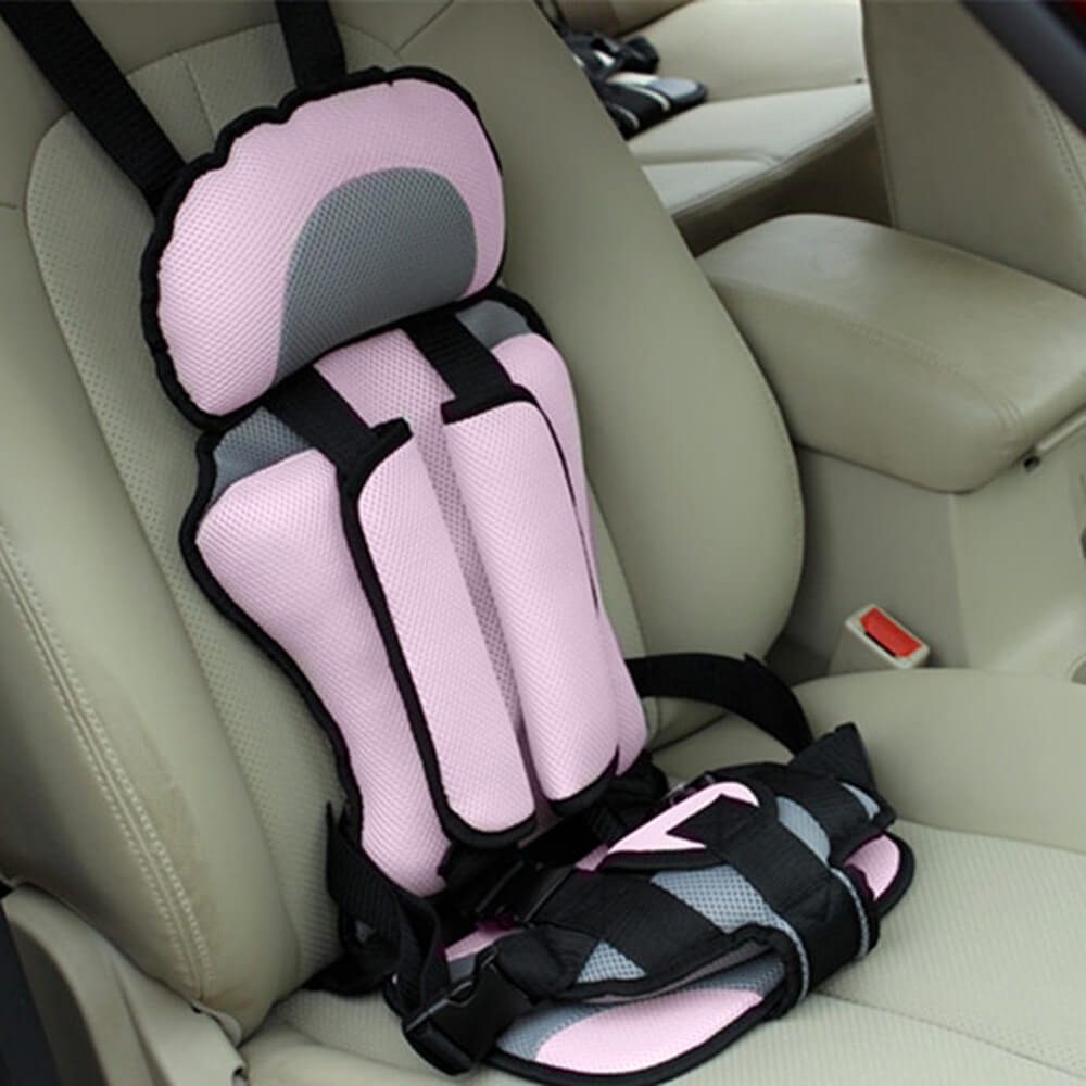 Siège auto bébé avec harnais 5 points pour une sécurité maximale en voiture, idéal pour la famille.