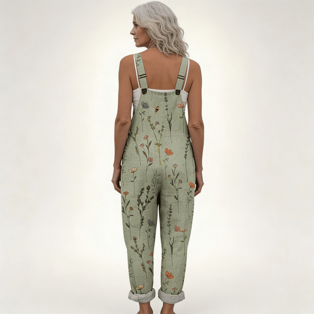 Tenue estivale : salopette femme décontractée ample à motifs floraux en vert sauge, très confortable.