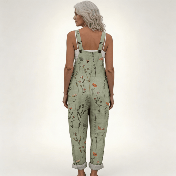 Tenue estivale : salopette femme décontractée ample à motifs floraux en vert sauge, très confortable.