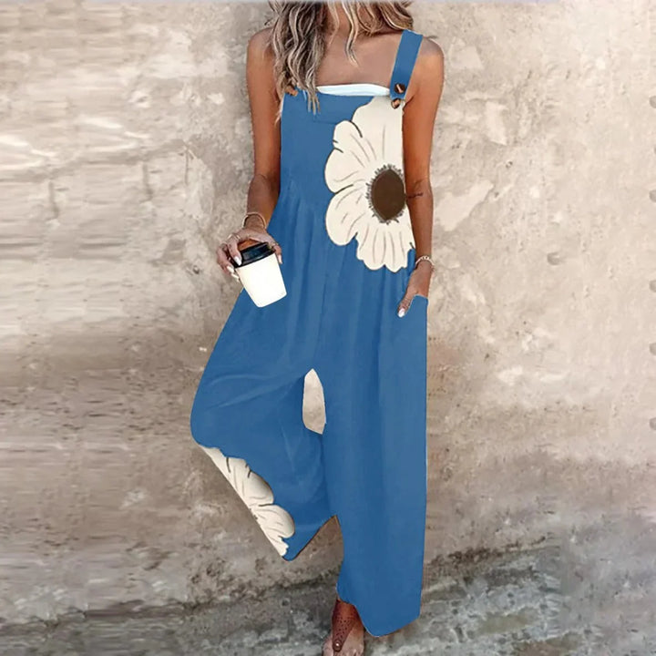 Détail du motif imprimé sur salopette femme, avec ses bretelles réglables, chic et estivale.