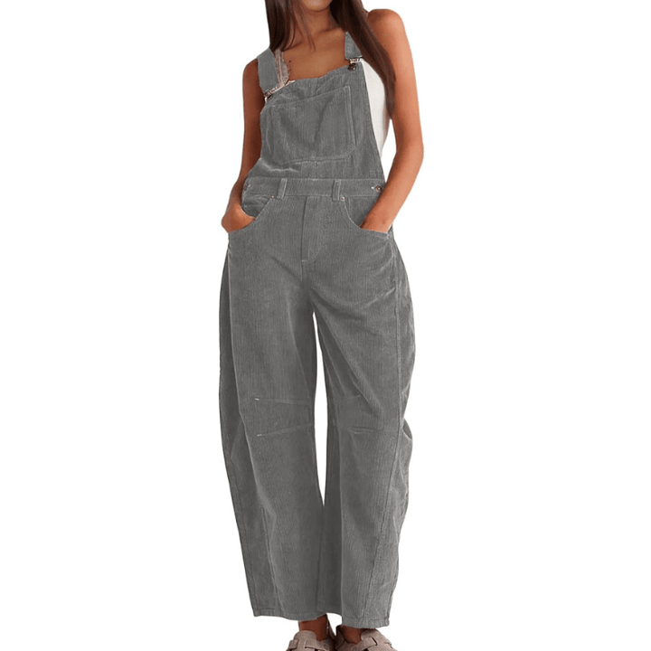 Salopette femme décontractée, coupe ample pour un confort optimal, tenue casual chic et tendance.