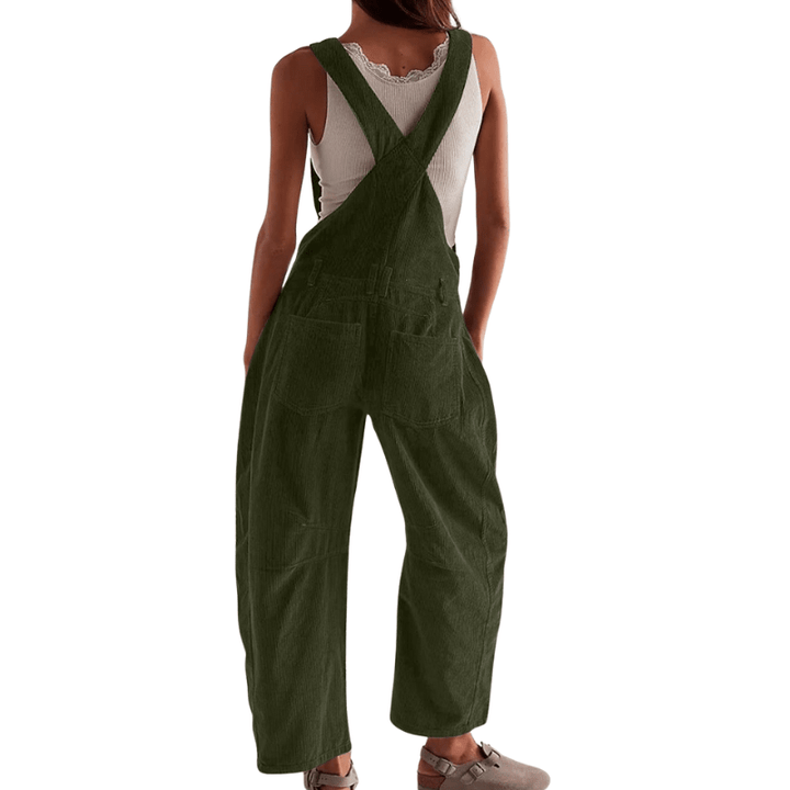 Femme portant une salopette ample décontractée, style casual et confortable pour la vie de tous les jours.