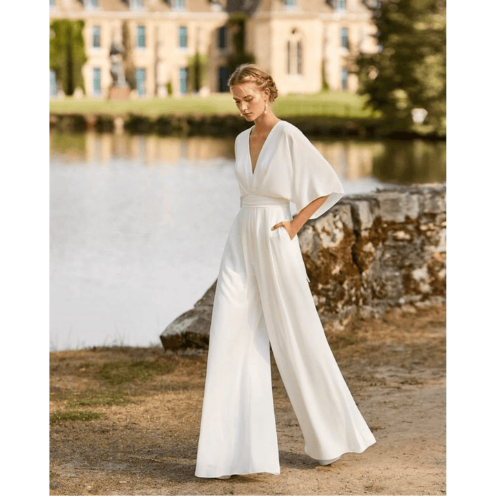 Salopette femme élégante taille haute, jambes larges fluides. Style moderne et chic, mode femme.
