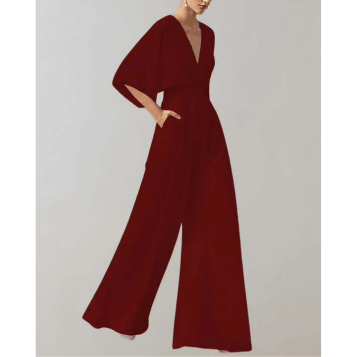 Salopette élégante femme à jambes larges et taille haute. Look moderne, fluide et chic pour la mode féminine.