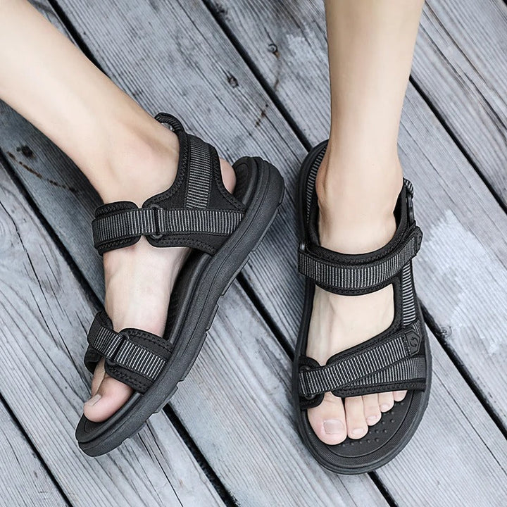 Vue rapprochée des sandales confortables pour femmes avec semelle amortie, offrant soutien et bien-être.