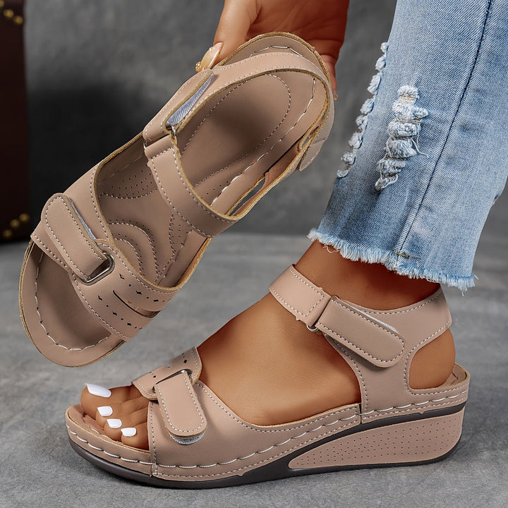 Mode femme été: sandales confortables à semelle compensée et brides réglables. Idéales pour un look décontracté chic.