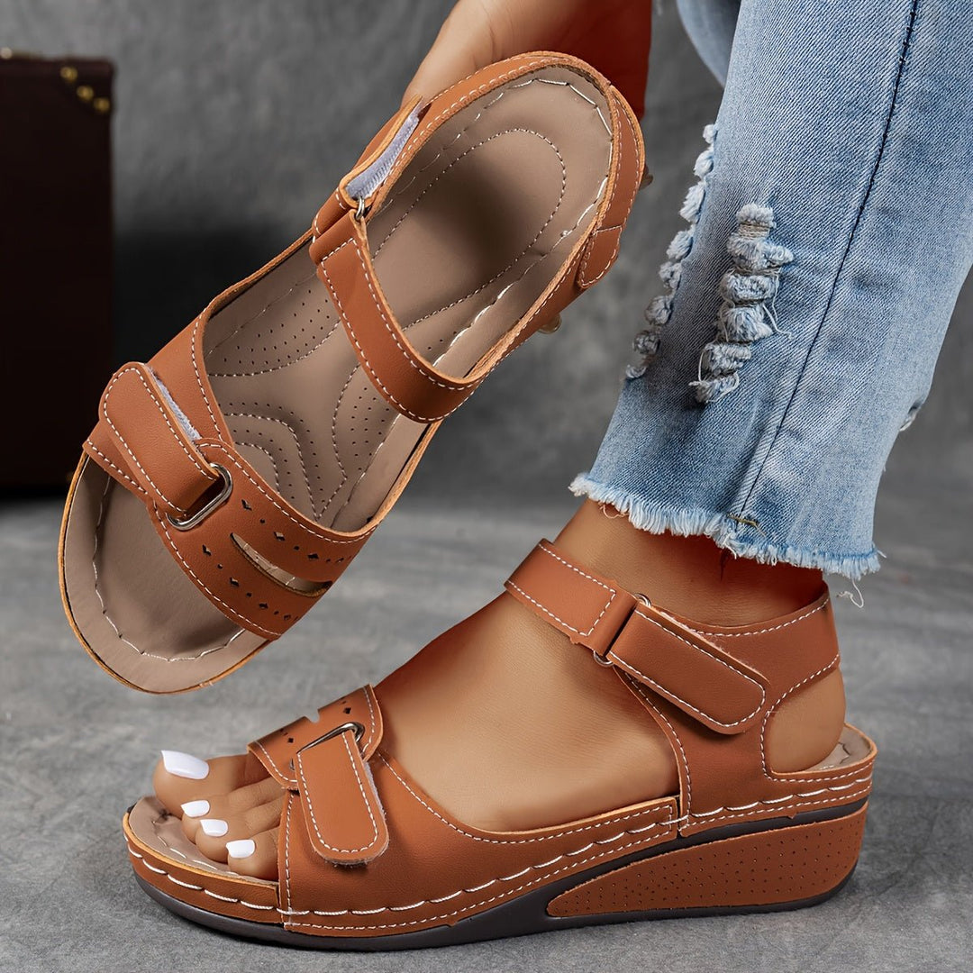 Sandales compensées femme élégantes, brides réglables pour un ajustement parfait. Confort et style chic pour l'été.