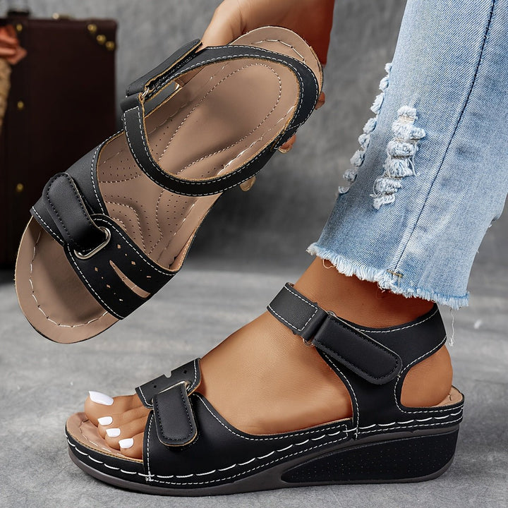 Sandales femme décontractées, confort optimal avec semelle compensée et brides ajustables. Mode estivale polyvalente.