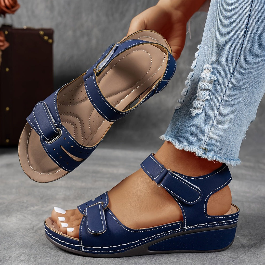 Sandales femme confortables, brides ajustables et semelle compensée. Chaussures d'été polyvalentes pour un style facile.