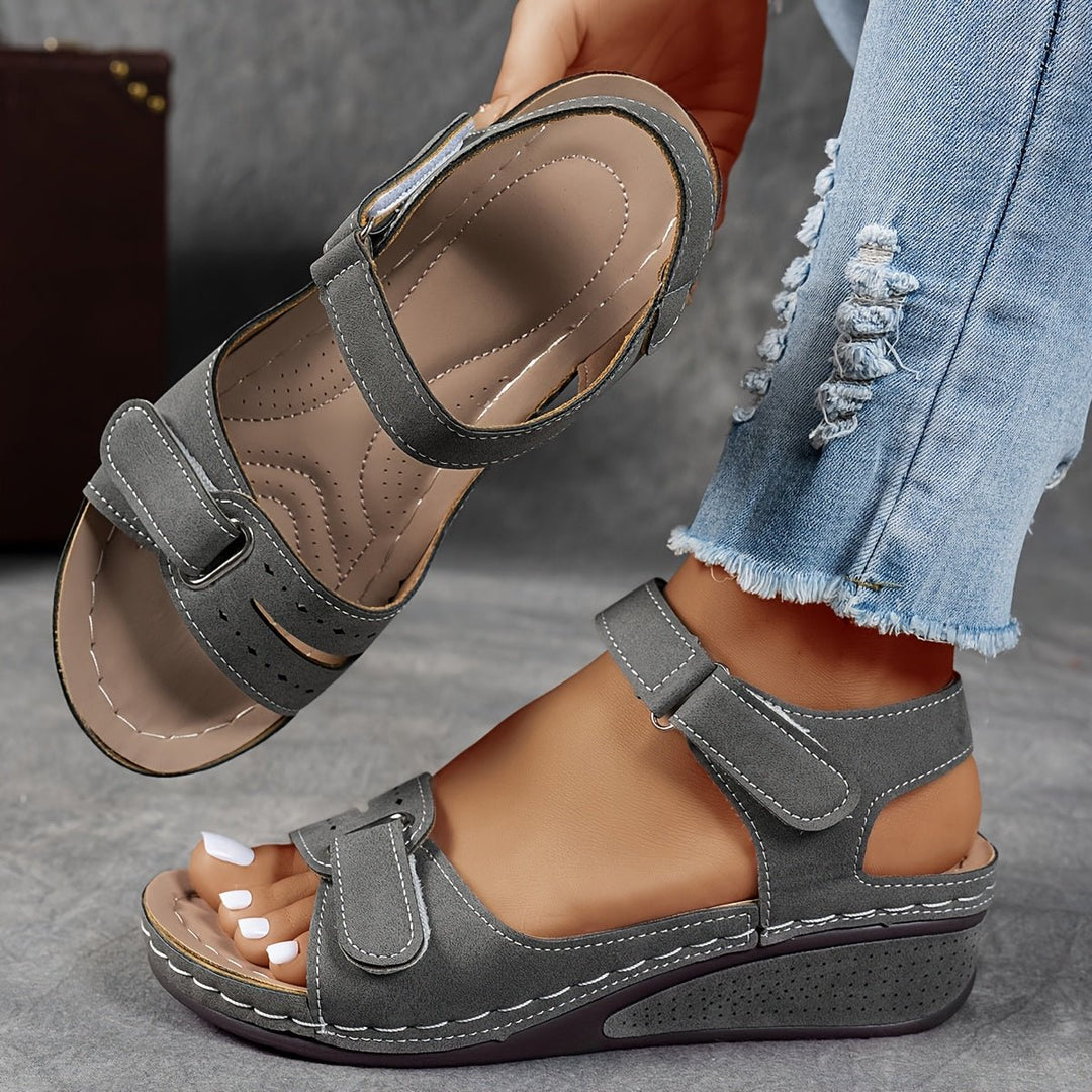 Sandales femme confort, semelle compensée et brides réglables. Chaussures d'été polyvalentes, idéales plage ou ville.