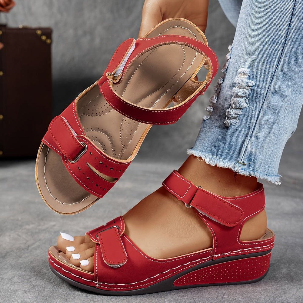 Sandales femme chic, semelle compensée et brides ajustables. Confort estival pour tenues décontractées ou plage.