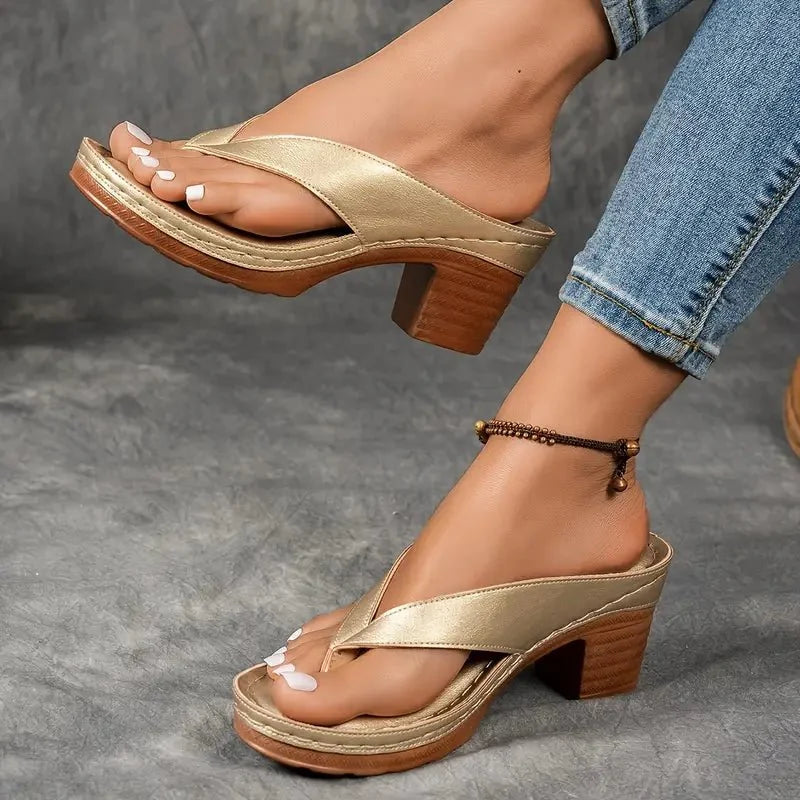 Sandales confort femme à bride large, parfaites pour les vacances estivales ou un usage quotidien.