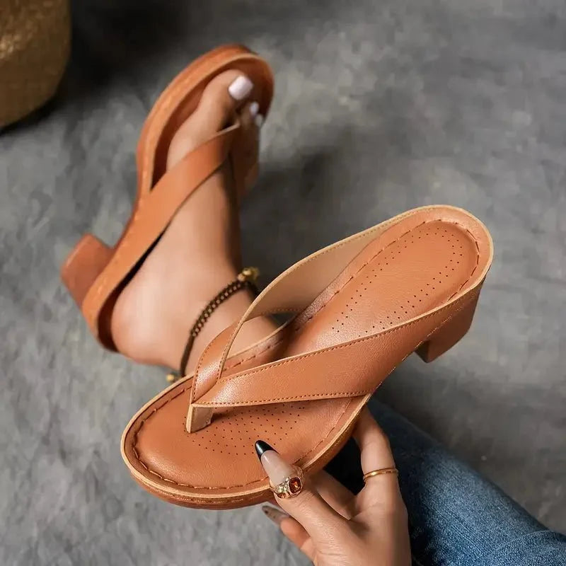 Sandales élégantes femme, très confortables avec bride large, idéales pour la plage ou les balades en ville.