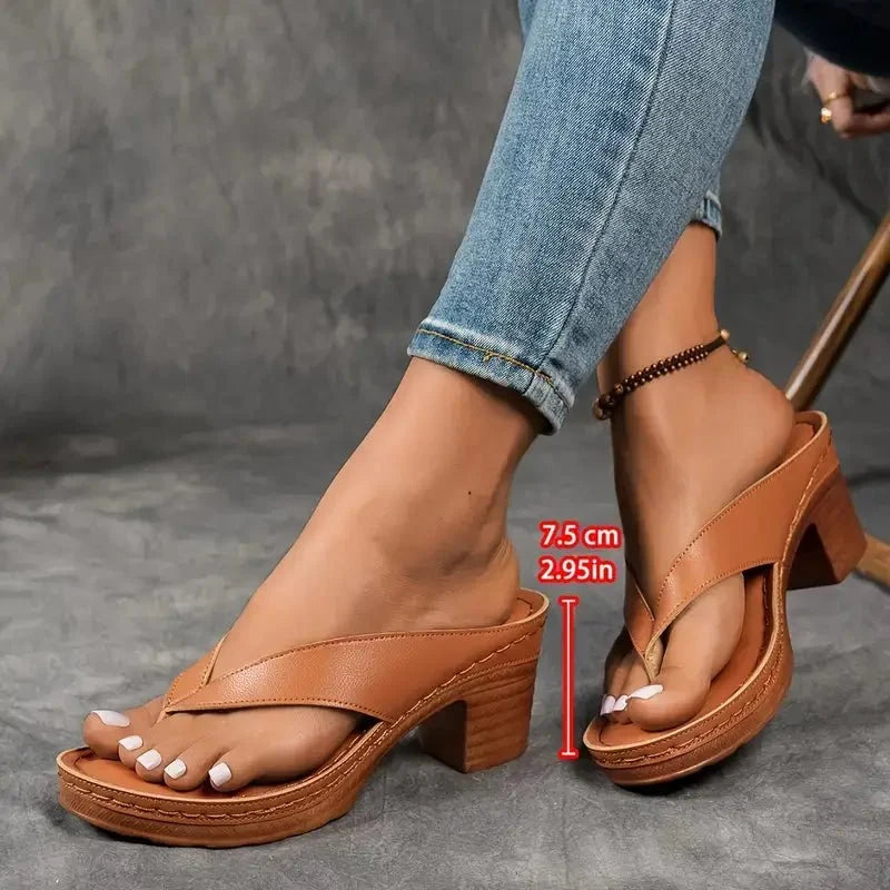 Sandales d'été femme, design moderne à bride large, garantissant confort et sécurité antidérapante.